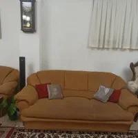 مبلمان راحتی 7نفره همراه با یک میز بزرگ جلو مبلی