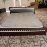 تخت خواب دو نفره به همراه کمد ایستاده