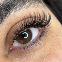 خدمات اکستنشن مژه و لیفت ابرو
