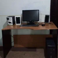 کامپیوتر با میز