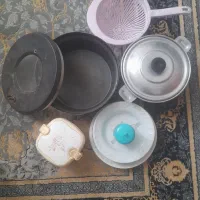 تعدادی ظروف آشپزخانه سالم و تمیز