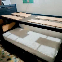 تخت دوطبقه آهنی سالم با تشک|تخت و سرویس خواب|کردکوی, |دیوار