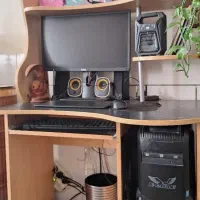 میزکامپیوتر کاملا سالم و چوب محکم