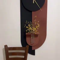 ساعت دیواری و گلدان