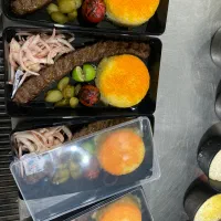 همکار خانم جهت ویزیت مشتری برای تهیه غذا