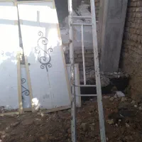 درب حیاط سالم و تمیز و شیک رنگ خورده