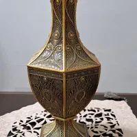 گلدان بسار زیبا و کاملا نو وسالم.دارای جعبه