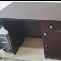میز تحریر و کامپیوتر