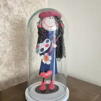 عروسک ایستاده با قاب شیشه ای