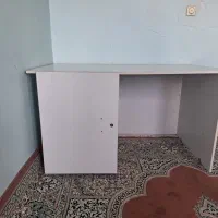 میز تحریر و کامپیوتر