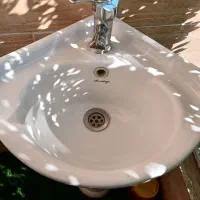 روشویی مناسب کنج سه گوش سالم تمیز همراه شیر نو