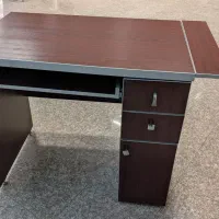 میز تحریر و کامپیوتر