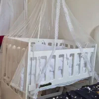 تخت خواب کنار مادر گهواره شو