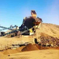 کاه بهمراه خاک قرمز(رس)برای کاهگل کردن.ساخت تنور