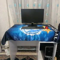 کامپیوتر به همراه میز