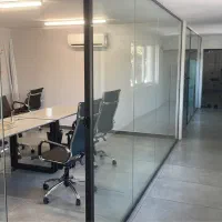 منشی خانم مسلط به کامپیوتر