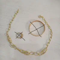 گردنبند طلا دو درصد روی تابلو