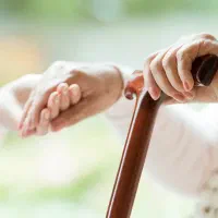 مراقب خانم سالمند و کودک به همراه خانه