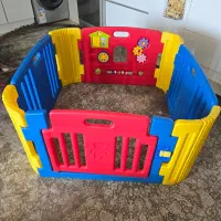 پارک بازی کودک همراه با توپ