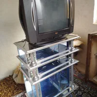 تلوزیون ال جی کاملا سالم و میز آلومینیوم سالم