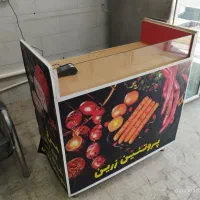 میز دخل روش شیشه میخوره کمد و کشو داره