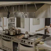 کمک آشپز و کارگر ساده در رستوران