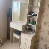 میز ارایش و کتاب‌خانه