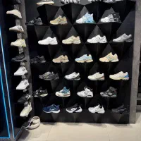 ویترین کفش و مانکن