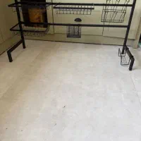 ابچکان ایستاده پشت پنجره ای