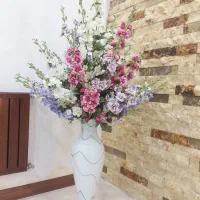 گل و گلدان کنار سالنی