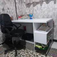 میز تحریر و کامپیوتر