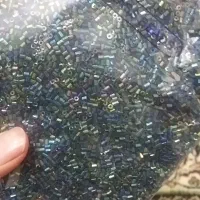 مقدار زیادی ملیه و منجوق هست