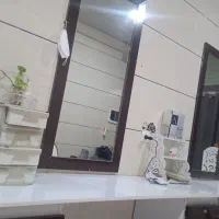 دوعدد صندلی اصلاح ومیز ارایشی و دوعدد ایینه