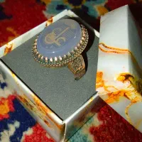 انگشتر عقیق سوسنی خراسان با رکاب طلاروس