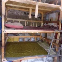 تخت چوبی وپشتی
