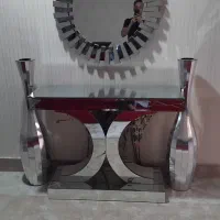 یک عدد میز و اینه و دو عدد گلدان