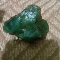 عقیق  یاقوت  زمر د