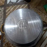 یک عدد قابلمه بزرگ و ماهیتابه استیل کف گرانیت