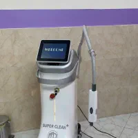 اپراتور لیزر خانم