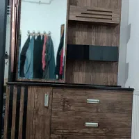 اینه دلاور دارای سه کشوجادارویه دوطبقه کنارش