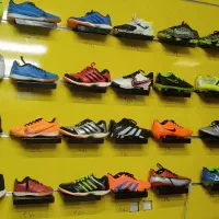 کفش فوتبال مناسب سالن واستوک چمنی