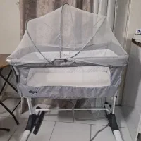 تخت  کنار مادر کودک