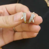 تعداد زیادی گوشواره،گردنبند،پاودستبند،آویز وانگشتر