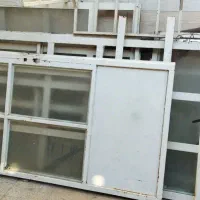 درب و پنجره آهنی همراه با یک عدد در تخته ای