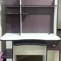 میز تحریر و کامپیوتر