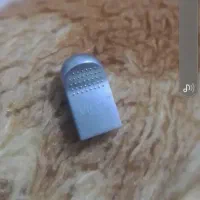 یک عددفلش کوچک قهوه ای بازنجیرگم کردم