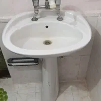 روشویی سایز متوسط با شیرآلات و شلنگ ها