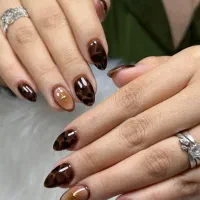 خدمات تخصصی کاشت ناخن و مژه با تخفیفات