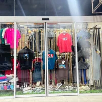فروشنده خانم و آقا