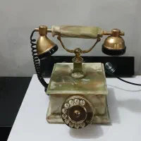 یک دستگاه تلفن رومیزی عتیقه